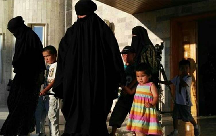 Rêveberiya Xweser 92 kesên malbatên Ozbekî yên DAISê radestî Ozbekistanê kir