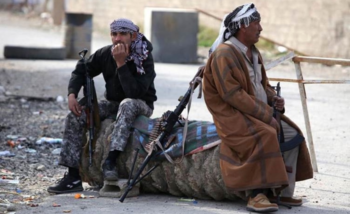 Esîran ji ber valahiya ewlehiyê û êrîsên DAISê çek hilgirtin