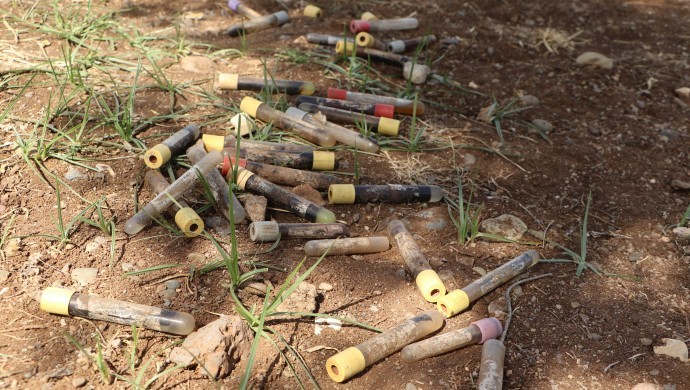 Li goristineke Diyarbekirê komek tûpên mînaka xwînê di bin axê de hatin dîtin