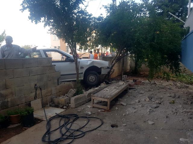 Otomobîl ji kontrolê derket û da nava xortan: 4 birîndar