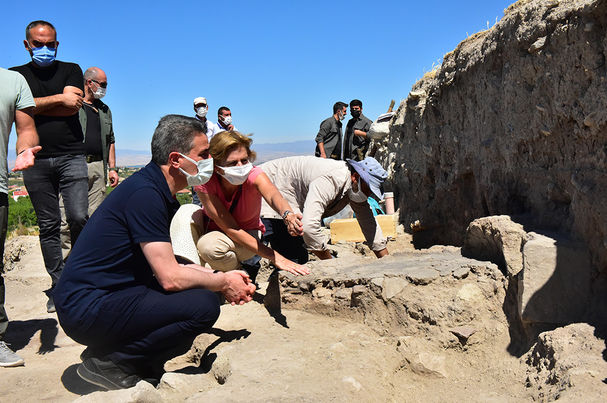 Li bajarê Meletiyê 24 gor û 6 xanî hatin dîtin ku dîroka wan diçe 5.700 sal berê