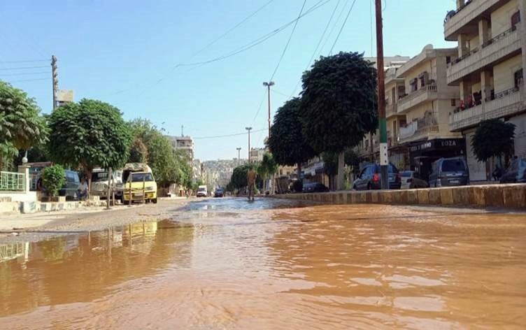 Li Efrînê bi vekirina deriyên bendava Meydankê re hin kolanên bajêr di bin avê de man