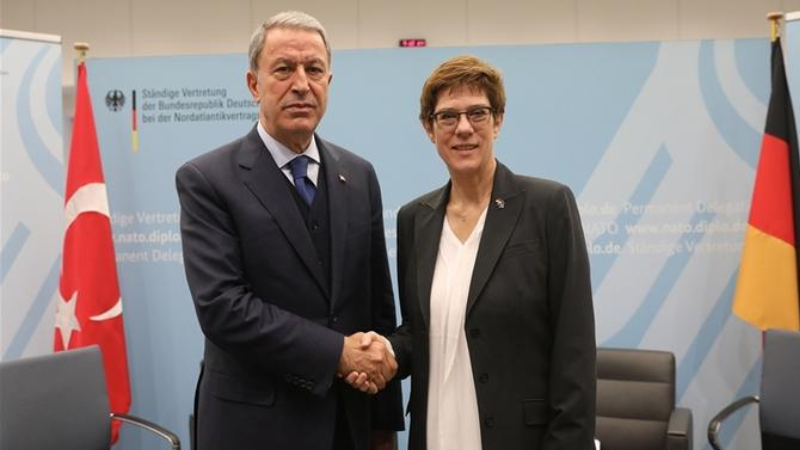 Wezîra Berevaniya Almanyayê bi Wezîrê Berevaniyê yê Tirkiyê re dicive