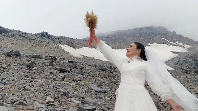 Jineke çiyager bi Çiyayê Agirî re zewicî