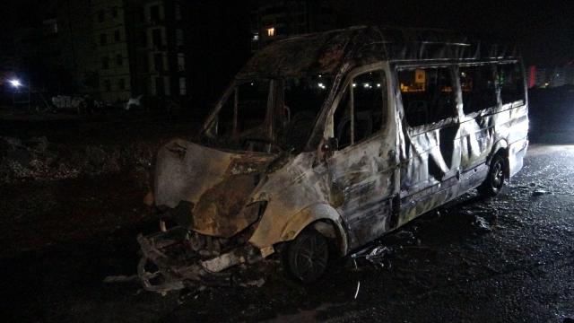 Mînîbusa di rêya xwe de diçû, agir pêket û teqiya