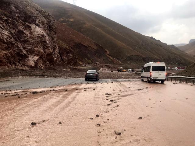 Rêya Wan-Hakkariyê bi sedema erdhezê hat girtin