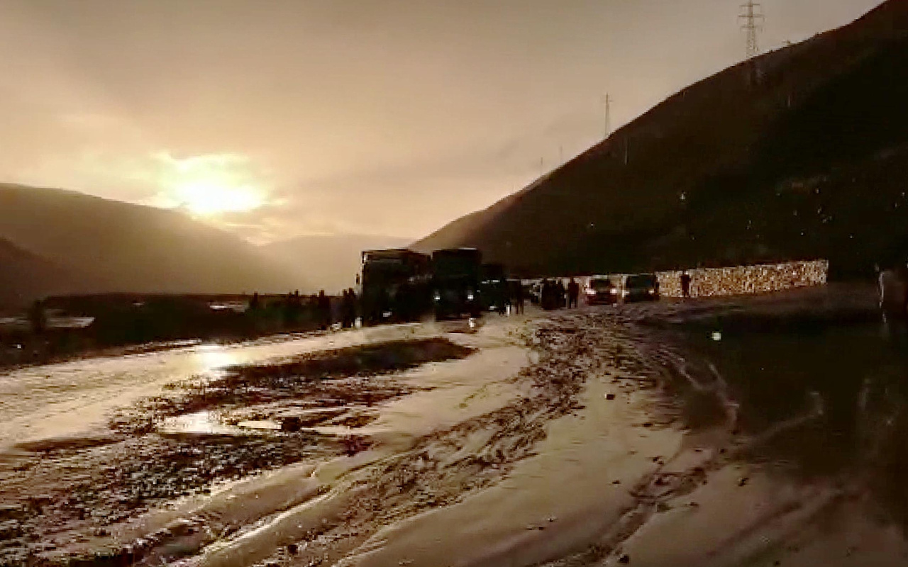 Rêya navbera bajarên Ezirgan û Sêwasê bi sedema hezê hat girtin