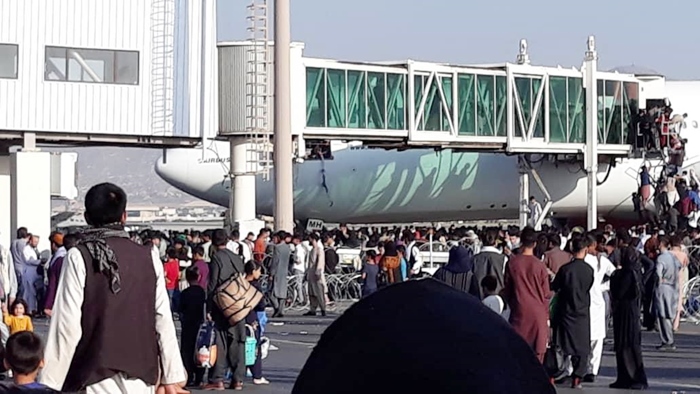 Reva ji Afganistanê didome: Li Balafirgeha Kabulê herî kêm 5 kes mirin