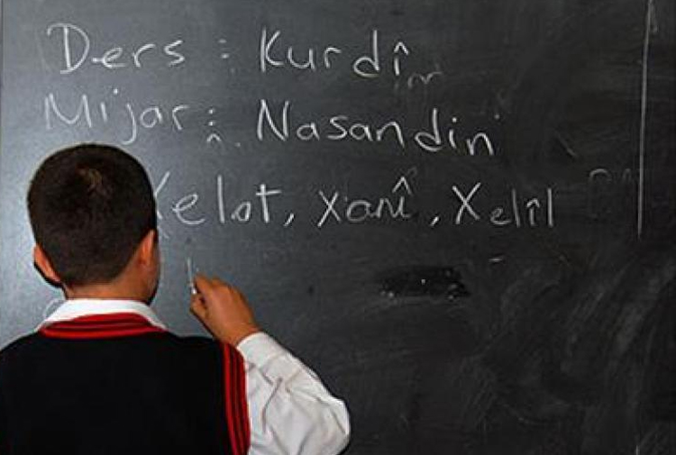 Saredariya Stenbolê ji bo kûrsên zimên mamosteyên Kurmancî û Zazakî werdigre