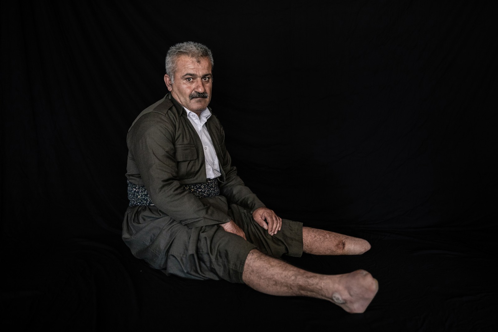 Wênekêsê Kurd li Moskowê bi wêneyên Pêsmergeyan Madal Zêrîn sitend