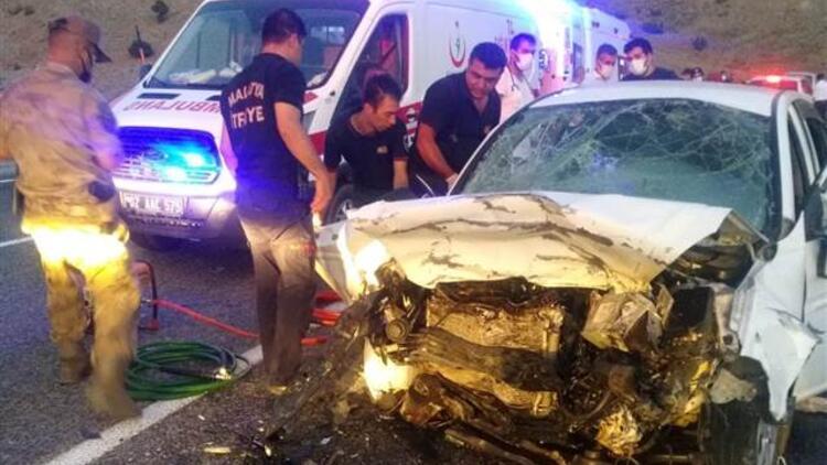 Li Çelikxan a Semsûrê 2 otomobîl lihev ketin:3 mirî û 4 birîndar