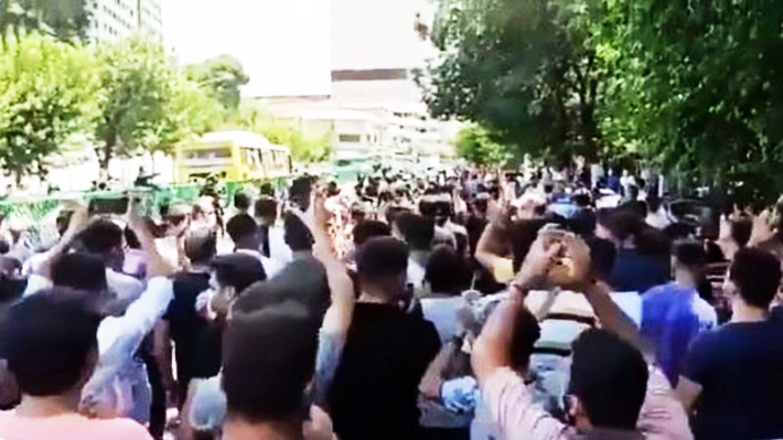 VÎDEO | Li Tehranê dijî rejîma Îranê xwepêsandanan dest pê kir: ‘Bimre dîktator!’