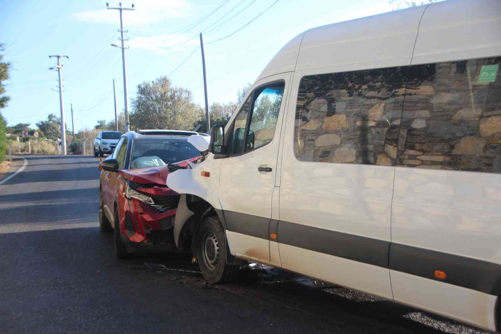 Mînîbusa serwîsê û jîp lihev ketin: 22 birîndar