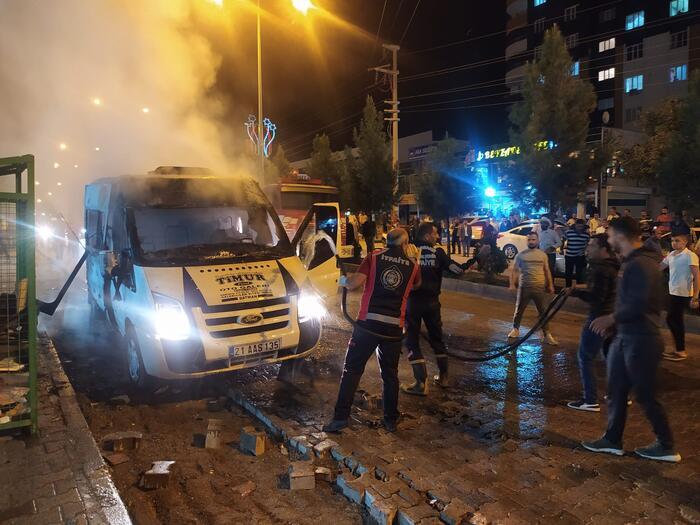 Dengê teqînê hat û agir bi mînîbusê ket