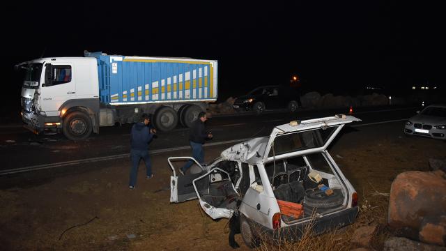Kamyon û otomobil lihev ketin: 1 mirî û 5 birîndarên giran hene