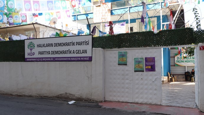 Li Peyas a Diyarbekirê molotof avêtin avahiya HDPê