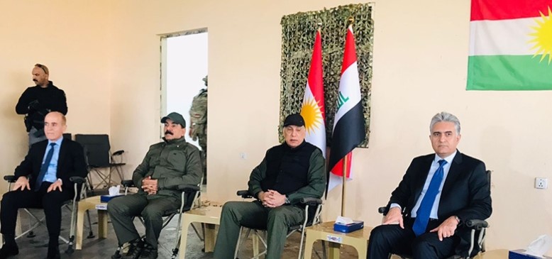 Serokwezîrê Iraqê bi sandeke serbazî re serdana Mexmûrê kir