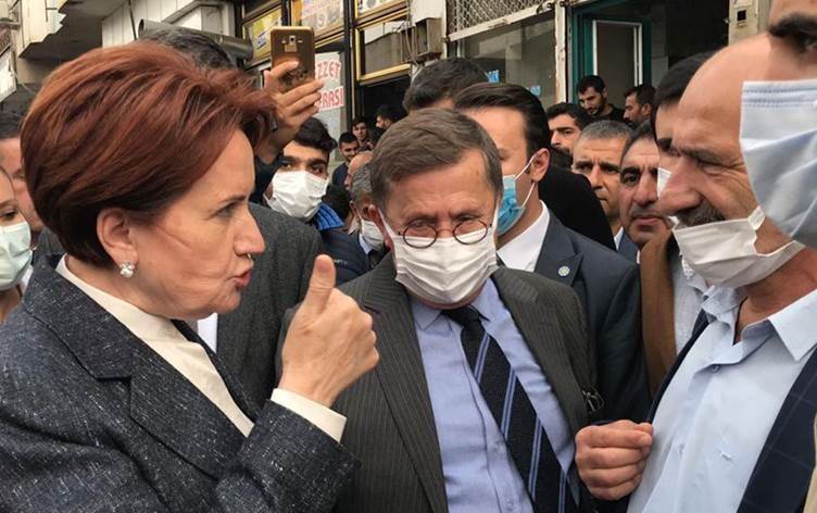 Aksener li Sêrtê bersiva pirsa esnafekî ya 'Tu niha li Kurdistanê yî, lê ziman û navê welatê me tê înkarkirin' da