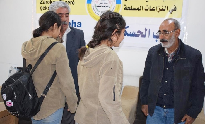 HSDê 2 zarokên keç radestî malbatên wan kir