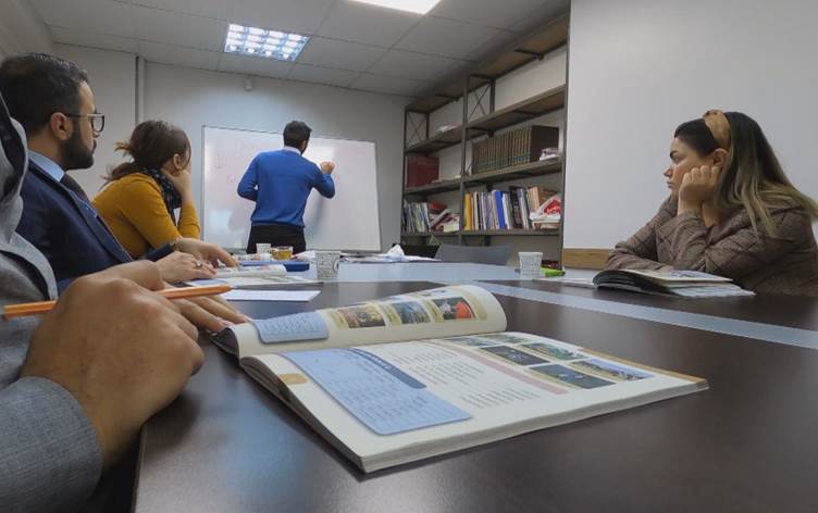 Baroya Diyarbekirê ji bo parastina mafê zimanê zikmakî kursa zimanê Kurmancî vekir