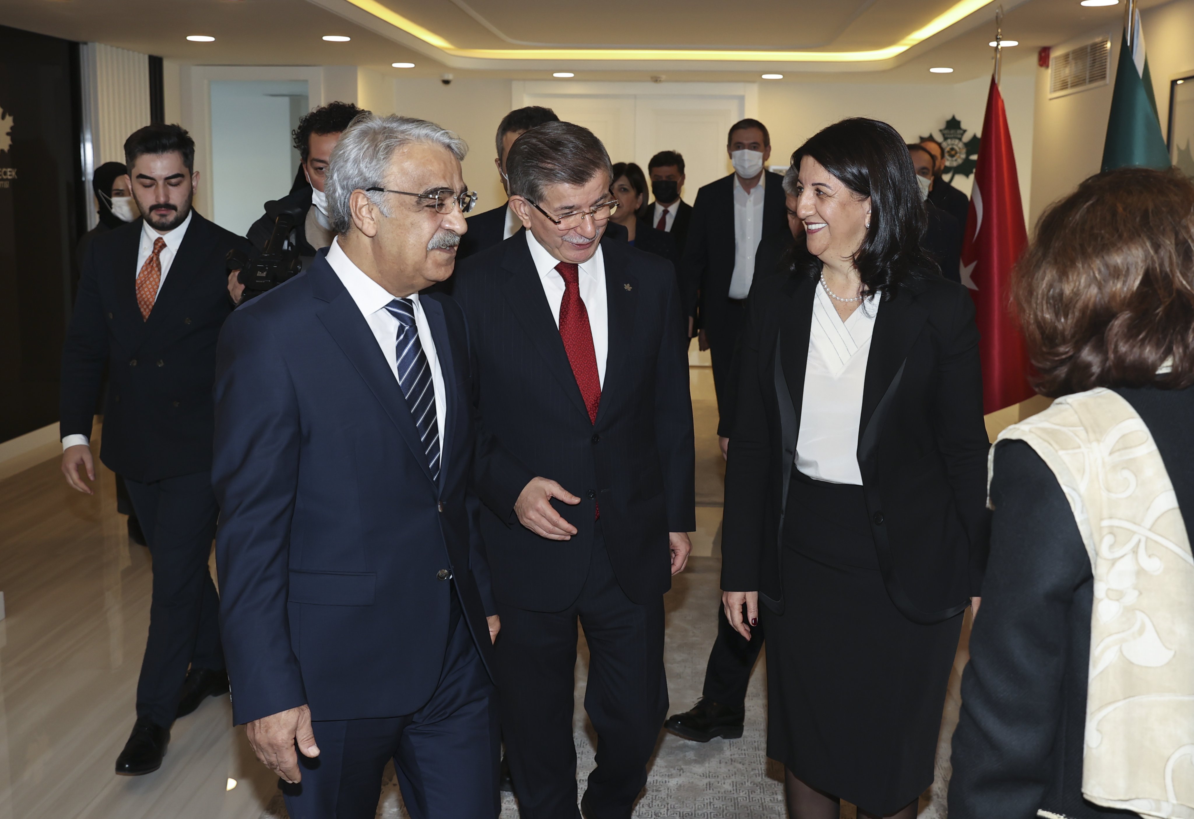 Mithat Sancar û Pervin Buldan seredana Davutoglu kirin