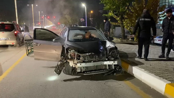 Otomobîl ji kontrola ajotvan derket û ket serîda dinê