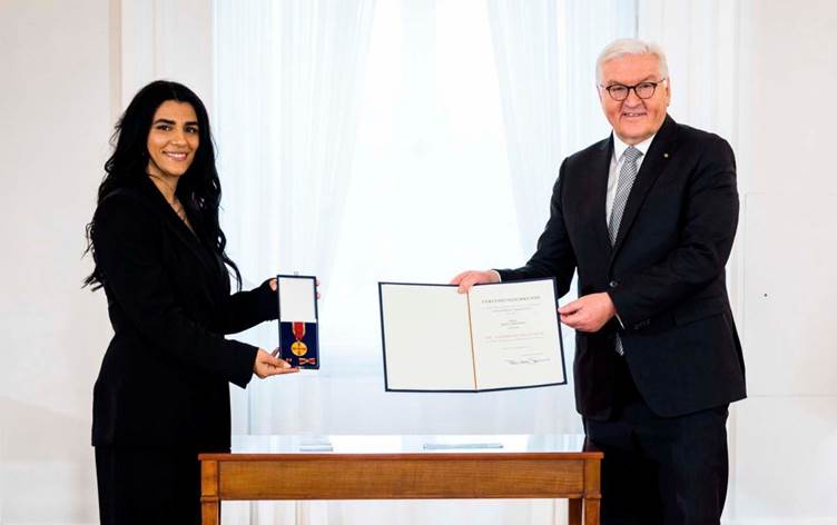 Li Almanyayê jineke Kurd a ji Rojavayê Kurdistanê xelata Rûmetê wergirt