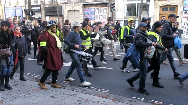 Li Parîsê li 7 deveran êlekzer xwepêsandan kirin