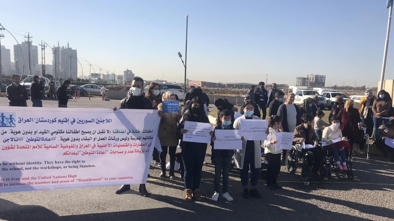 Hejmarek ji koçberên Rojavayê Kurdistanê li pêsiya baregeha NY xwepêsandan kirin