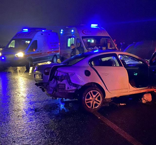 2 otomobîl lihev ketin: 1 mirî û 4 birîndar