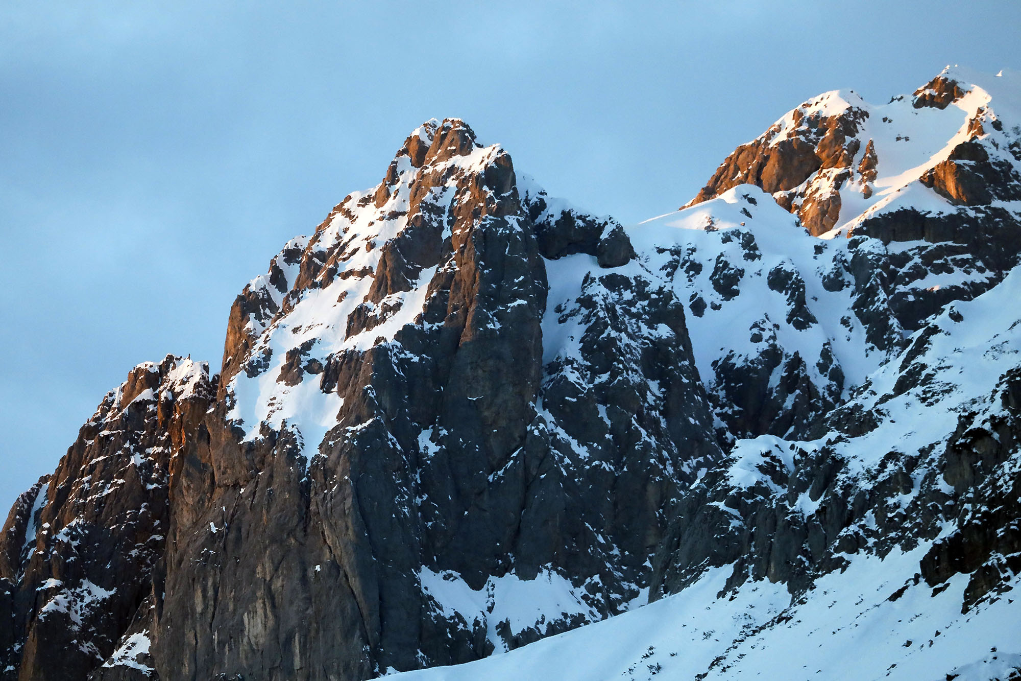 Ji ber asîtên berfê 8 kes mirin