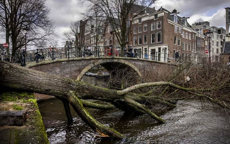 Li Awrûpayê 13 kes ji ber bahozê mirin