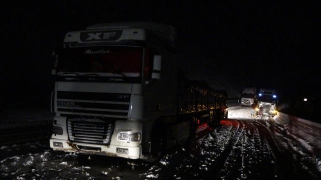 20 TIR li ser rêya Wan-Geverê di berfê de man