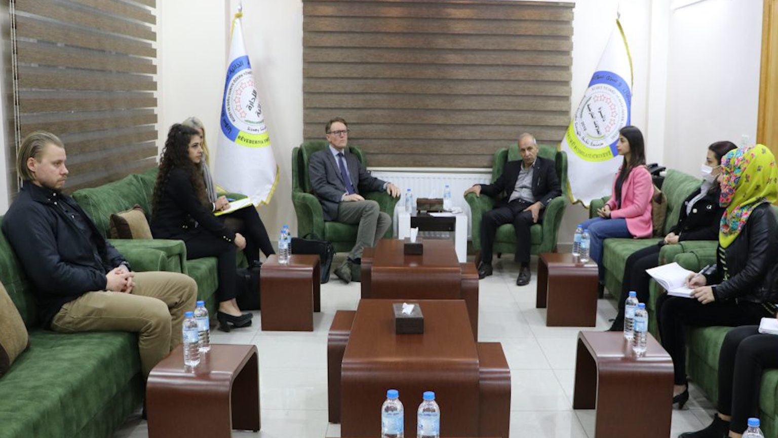 Rêveberiya Xweser hejmarek ji jin û zarokên malbatên DAISê yên Swêdî radestî wan kir