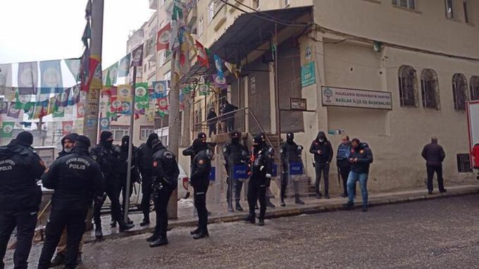 Polîsan bi ser avahiya rêxistina DBPê ya Diyarbekirê de girt