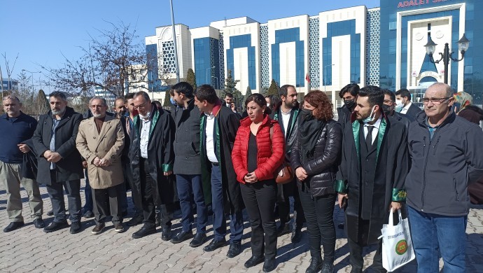 Dadgehê daxwazên parêzerên komkujiya malbata Kurd red kir û doz bo 20ê Nîsanê bipas xist