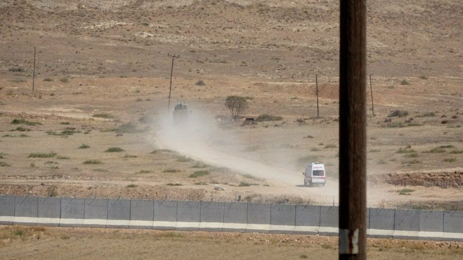 Artêsa Tirkî li ser sînor bi guleyan welatiyekî ji Kobanî kust