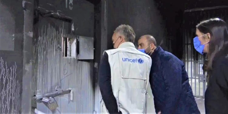 Sandeke UNICEFê serdana zarokên DAISê yên di zindana Hesekê de ne kir