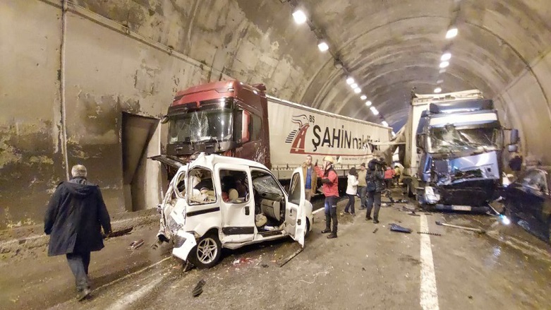 Di tunelê de 18 erebe lihev ketin: 30 birîndar