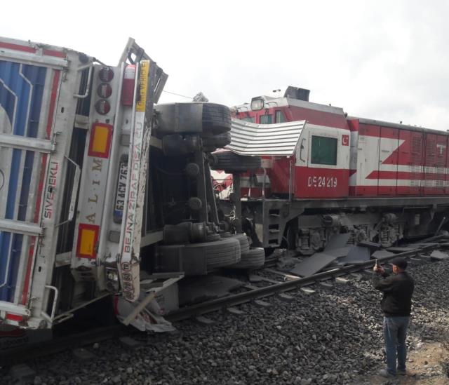 Li Xarpêtê TIR ekî û trên lihev ketin