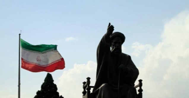 Peykerê rêberê berê yê rejîma Îranê Humeynî hat sewitandin