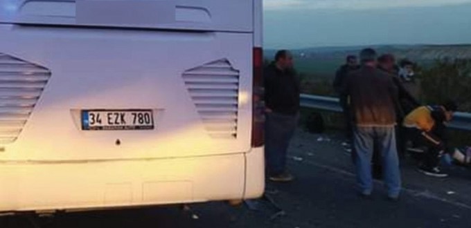 Otobuseke gestiyarên Duhokê û kamyonekê li hev dan: 15 kes birîndar bûn