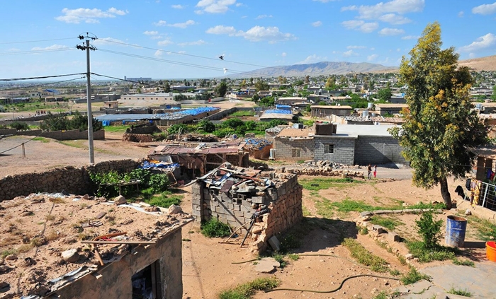 Sandeke Iraqê ji bo mijarên erebkirin û valakirina gundên Kurdan serdana Mexmûrê dike