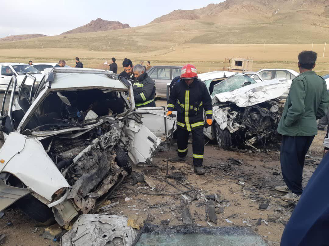 Di navbera bajarên Bokan û Mihabadê de du otomobîl li hev qelibîn: 8 kesan can dan