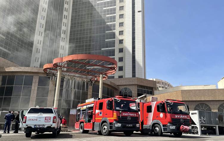 Li Rihayê agir bi avahiya otelê ket: Nobedarê înseatê can da