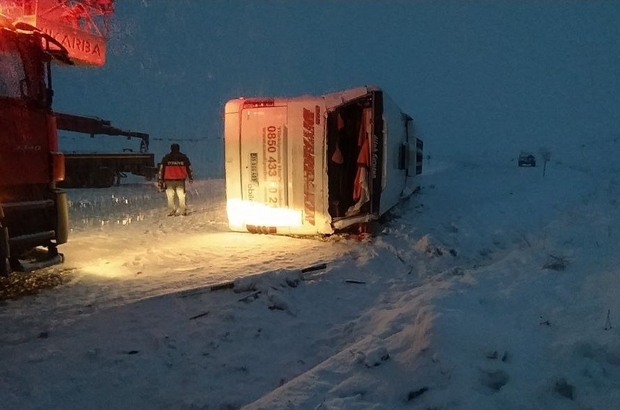 Otobuseke rêwiyan a ji Stenbolê rêwî dibirin Diyarbekirê wergeriya: 34 birîndar hene