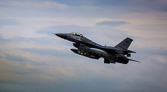 Otomobîlek li gundekî nêzîkî Çemçemalê hat bombebarankirin: 5 kes hatin kustin