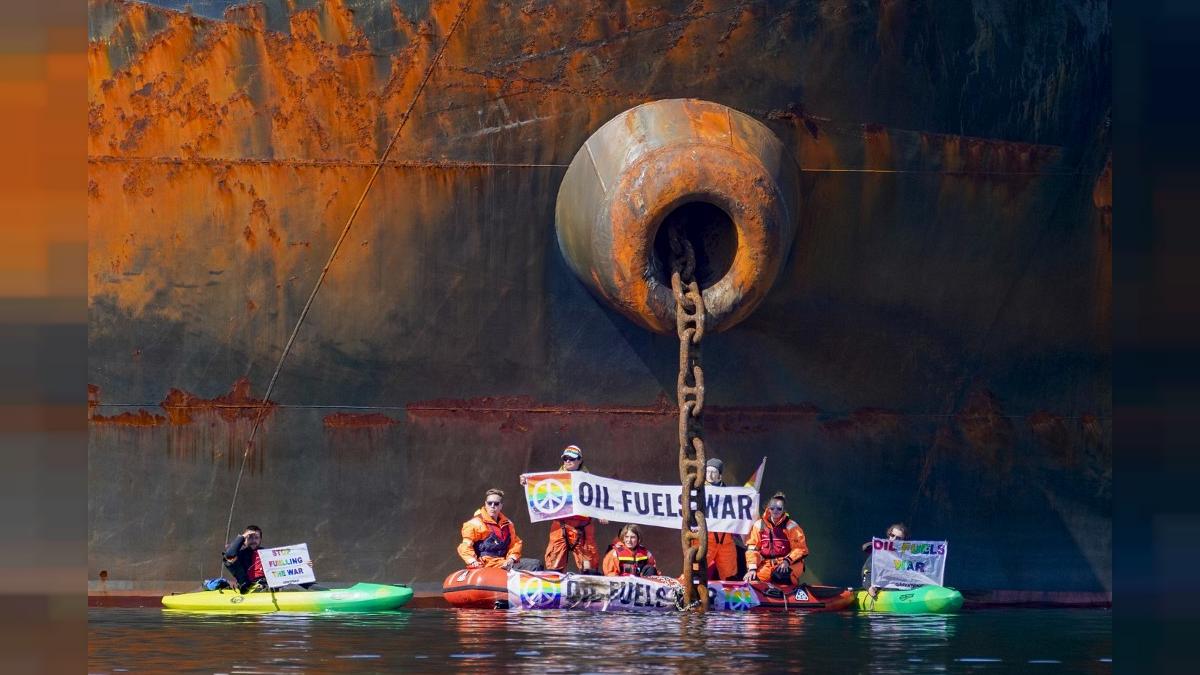 Çend çalakvanên Greenpeace xwe bi tankêra Rûsya ve zincîr kirin