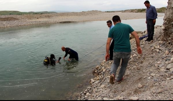 Xortekî di ava çemê Batmanê de fetisî