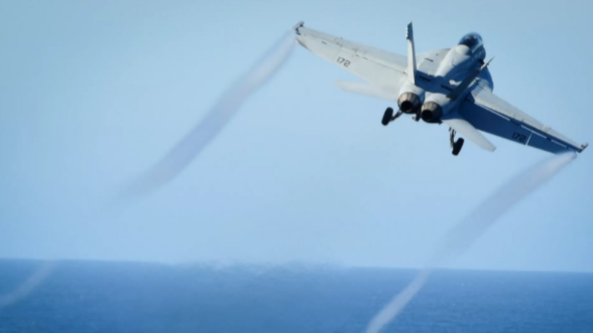 Li basûrê wîlayeta Californiyayê, balafireke leskerî ya Amerîkî ket xwarê